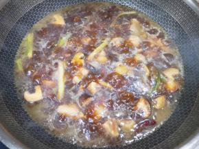 加开水没过鸡块，大火烧开以后转中火炖25分钟。