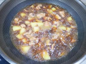 25分钟以后下入土豆块，大火炖5分钟。