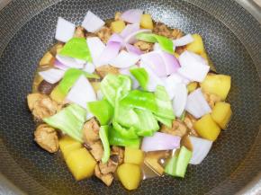 5分钟以后下入青椒和洋葱。