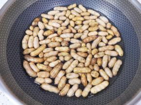花生提前浸泡清洗干净放入锅里，加多一些水。
