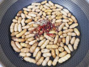 加入准备好的大料。