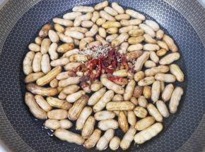 加入准备好的大料。