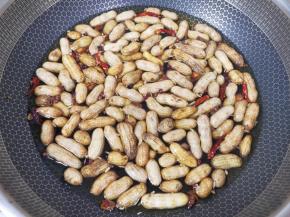 加入2勺味极鲜酱油和2勺蚝油，根据自己的口味放盐调味（口味稍微重一点）。