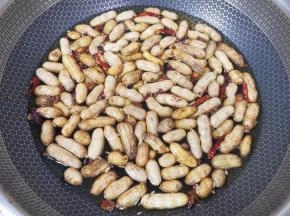 加入2勺味极鲜酱油和2勺蚝油，根据自己的口味放盐调味（口味稍微重一点）。