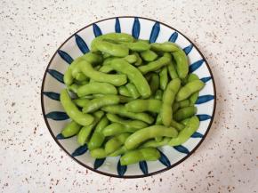 煮花生的时间里将毛豆清洗干净，剪去两头方便入味。