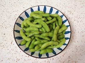 煮花生的时间里将毛豆清洗干净，剪去两头方便入味。