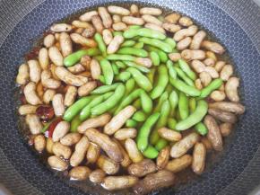20分钟以后下入毛豆，再次大火烧开转中火，开盖（开盖煮毛豆不变色）煮12-15分钟。