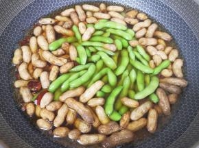 20分钟以后下入毛豆，再次大火烧开转中火，开盖（开盖煮毛豆不变色）煮12-15分钟。