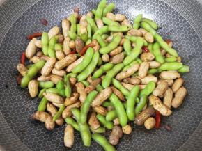 看一下煮好的花生毛豆，毛豆没有变色，绿油油的。