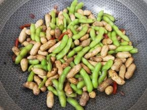 看一下煮好的花生毛豆，毛豆没有变色，绿油油的。
