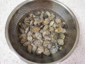 花甲提前买回来放入水中，加入少许盐和几滴香油，让花甲吐出来泥沙，清洗干净备用，海虾去头去虾线清洗干净。