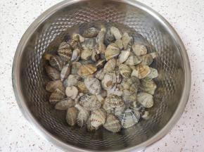 花甲提前买回来放入水中，加入少许盐和几滴香油，让花甲吐出来泥沙，清洗干净备用，海虾去头去虾线清洗干净。