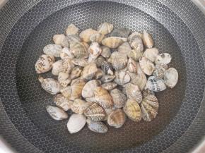 锅里放水烧开，下入处理好的花甲，加入2勺料酒，煮至花甲张口关火。