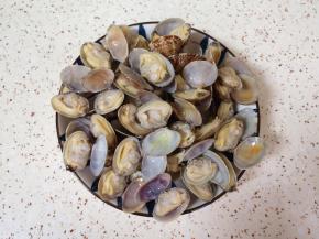 煮好的花甲用凉水冲洗一下，捞出控干水分备用。