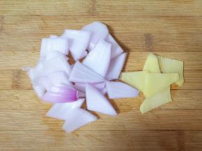 洋葱和生姜分别切成片。