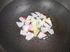 炒锅内倒适量的色拉油烧热，下入洋葱、生姜和干红辣椒炒香。