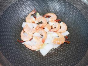 下入海虾翻炒至变色。