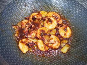 加入一袋酱焖海鲜酱，炒出红油和香味。