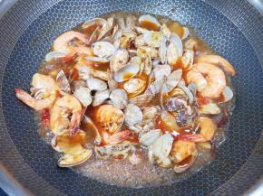 加入一碗开水，大火翻炒至花甲和虾入味。