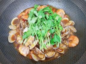 下入香菜。