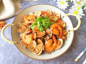 装盘撒点香菜。