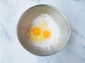 大盆中倒入麻薯粉、鸡蛋，