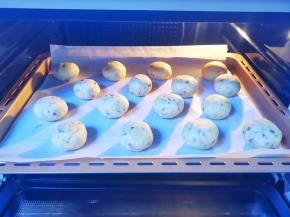 放入铺好油纸的烤盘，推入预热好的烤箱，180度烤25分钟，