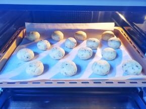 放入铺好油纸的烤盘，推入预热好的烤箱，180度烤25分钟，