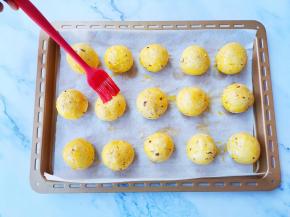 取出刷一层蛋黄液，继续烤5分钟即可。