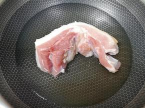 五花肉凉水入锅，加入料酒焯水。
