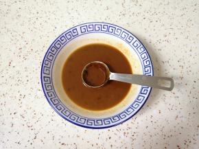 准备腌肉酱汁:碗里加入1大勺辣椒酱和1大勺豆瓣酱，再加入2大勺温水搅拌均匀，酱汁完成。