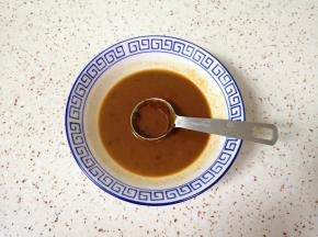 准备腌肉酱汁:碗里加入1大勺辣椒酱和1大勺豆瓣酱，再加入2大勺温水搅拌均匀，酱汁完成。