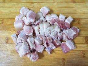 焯过水的五花肉冲洗干净，切成小块。
