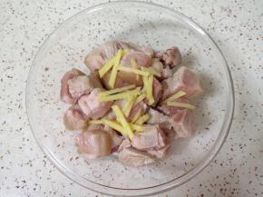 将五花肉放入盆里，加入姜丝。