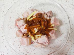 倒入调好的酱汁。