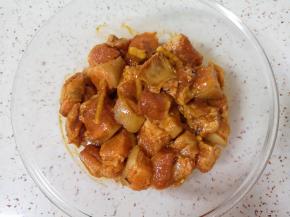 带上一次性手套抓捏均匀，盖上保鲜膜放入冰箱冷藏腌制一夜。