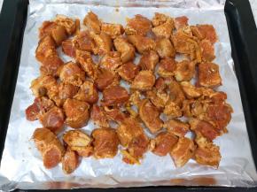 烤盘里铺上锡纸，放上腌好的五花肉。