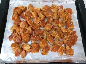 烤盘里铺上锡纸，放上腌好的五花肉。