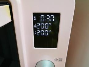 上下管200度烤30分钟，中间取出翻面一次。