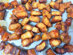 烤制半个小时的五花肉转移到油纸上（锡纸上面油太多了，不介意可以不用换纸）。