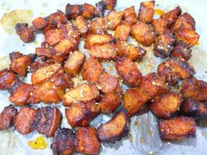 撒上烧烤料再烤5分钟出炉。