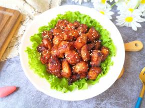 盘子里铺上生菜叶，放上烤好的五花肉。