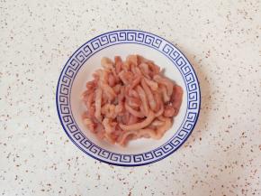 里脊肉切成丝，放少许盐用手抓捏至发粘。