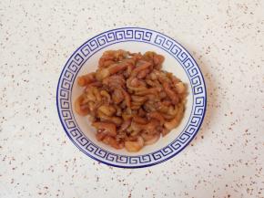 加入2勺生抽和少许色拉油，搅拌均匀腌制10分钟左右。