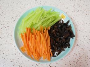 莴笋、胡萝卜和黑木耳分别切成丝。