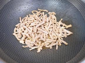 炒锅内倒适量的色拉油，下入腌好的肉丝翻炒至变色盛出。