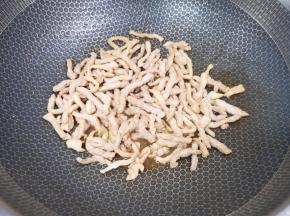 炒锅内倒适量的色拉油，下入腌好的肉丝翻炒至变色盛出。