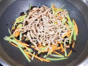 下入炒好的肉丝。