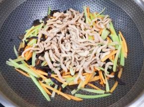下入炒好的肉丝。
