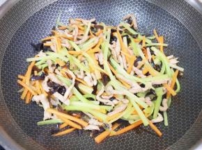 翻炒均匀。